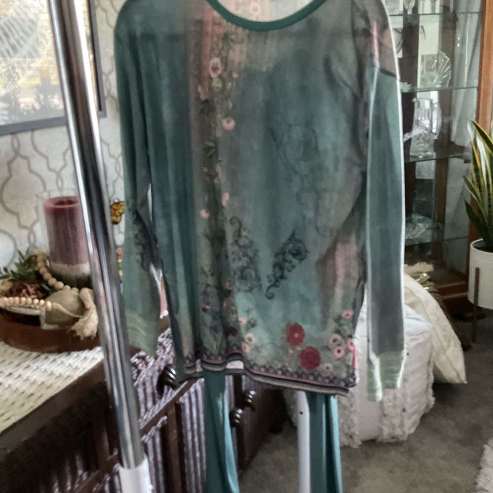 2 piece outfit, no name brand found